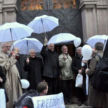 20.3.2014 - Day for Cuba - White Umbrellas and Balloons on Charles Bridge